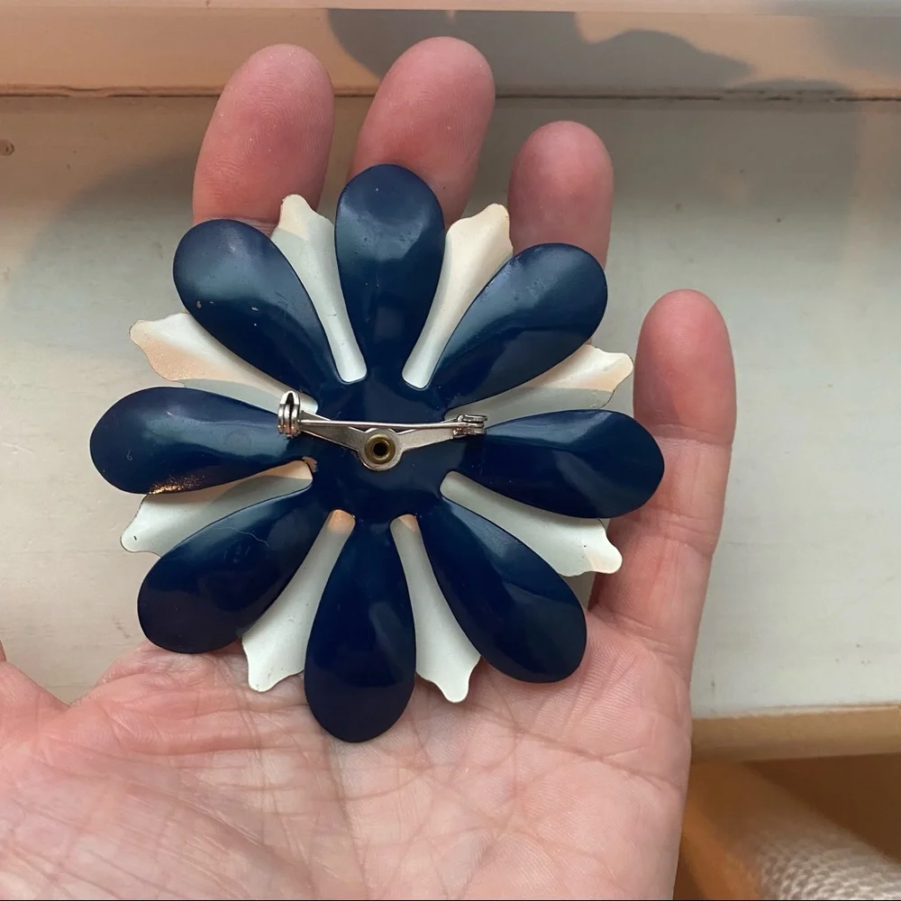 Vintage Americana floral pin - Picture 8 of 8